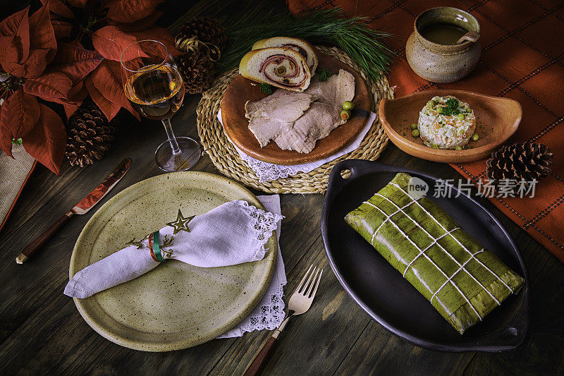 委内瑞拉传统圣诞食品:哈拉卡斯、火腿面包、科奇诺Pernil de Cochino和加利纳沙拉